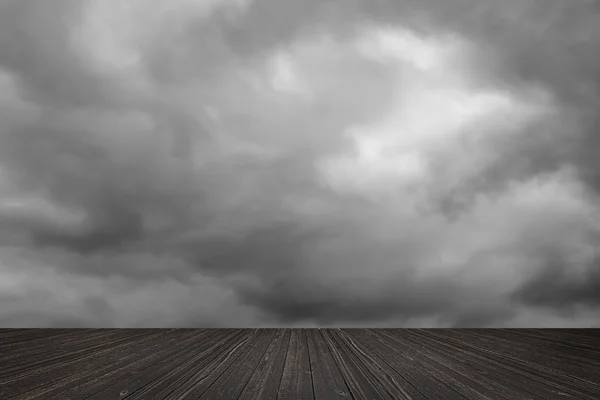 Nubes en el cielo sobre la tierra — Foto de Stock