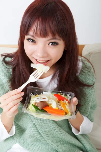 Salade eten — Stockfoto