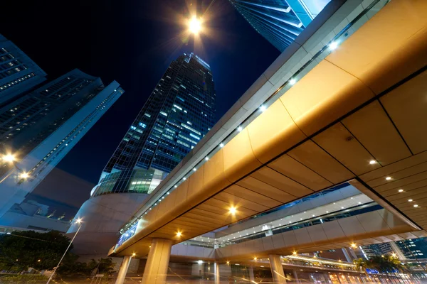 Escena nocturna de la ciudad con rascacielos de oficinas de negocios en Hong Kong , — Foto de Stock