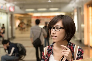 küçük kız alışveriş