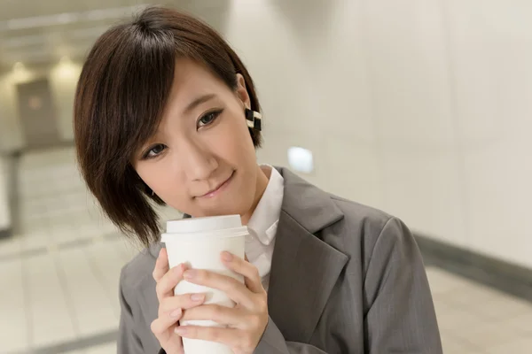 Молодая деловая женщина с кофе — стоковое фото
