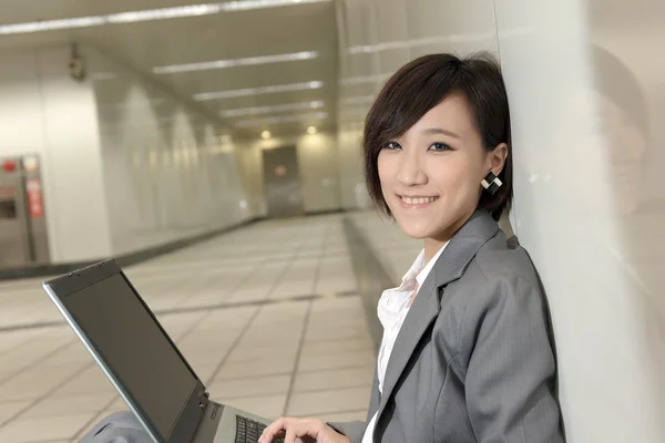 Atractiva joven mujer de negocios de Asia — Foto de Stock