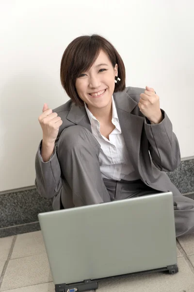 Mujer de negocios alegre —  Fotos de Stock