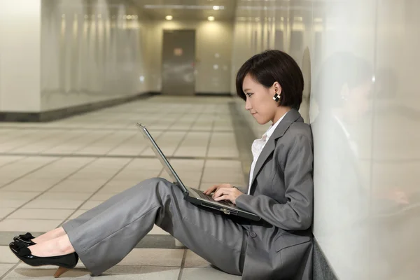 Attractive young business woman of Asian — Stock Photo, Image