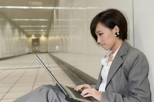 Atractiva joven mujer de negocios de Asia —  Fotos de Stock