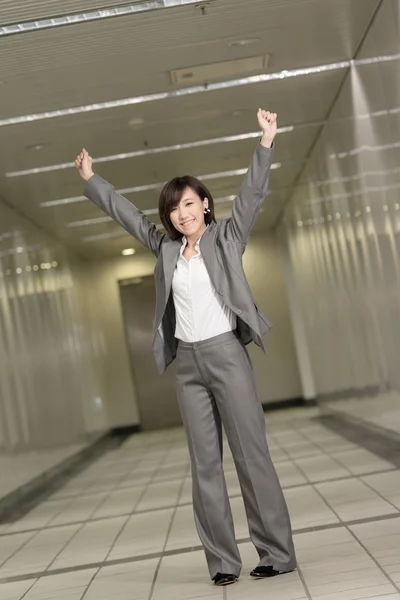 Glad och spännande affärskvinna — Stockfoto