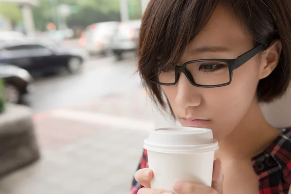 Menina com café — Fotografia de Stock