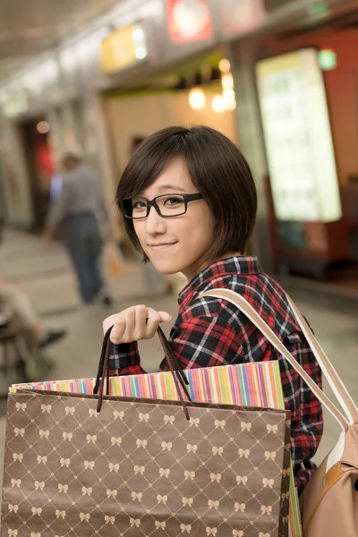 Shopping giovane ragazza — Foto Stock