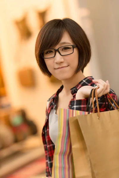 Shopping jeune fille — Photo