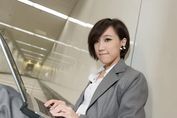 Привлекательная молодая деловая женщина азиатского происхождения — стоковое фото