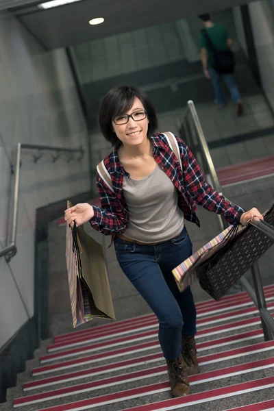 Vrouw lopen — Stockfoto