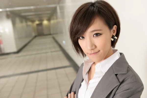 Молода азіатська бізнес жінка — стокове фото