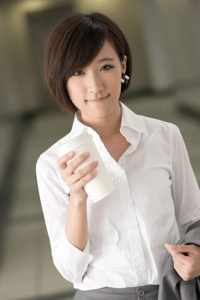 Jong zakenvrouw met koffie — Stockfoto