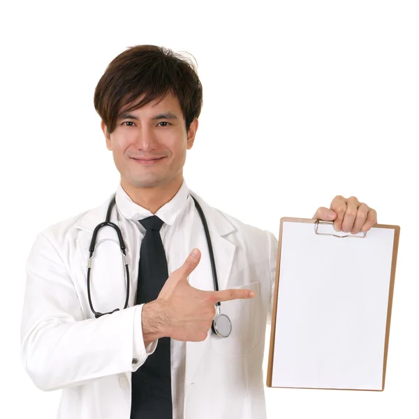 Doctor sosteniendo tablero en blanco — Foto de Stock