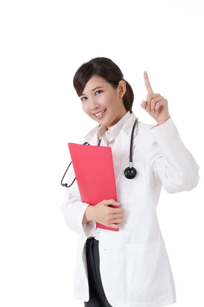 Улыбающаяся азиатская медицинская женщина — стоковое фото