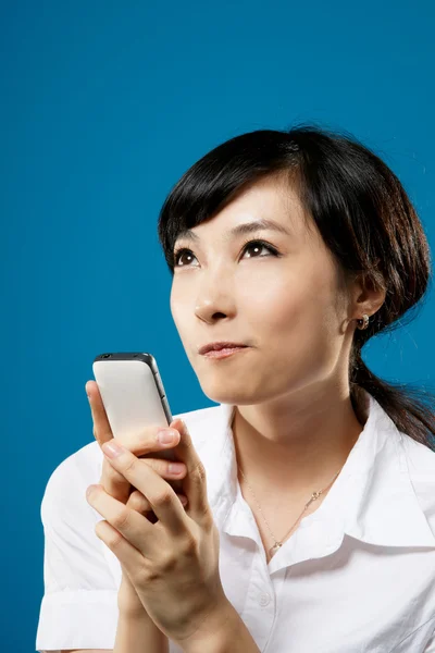 Lachende vrouw met cellphone — Stockfoto