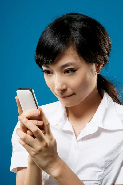 Mujer sonriente con teléfono celular — Foto de Stock