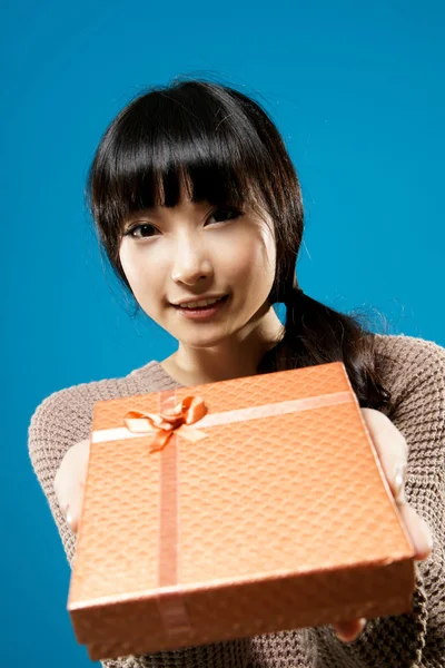 Woman with gift — Stock Photo, Image