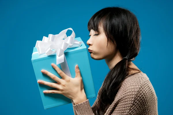 Woman with gift — Stock Photo, Image