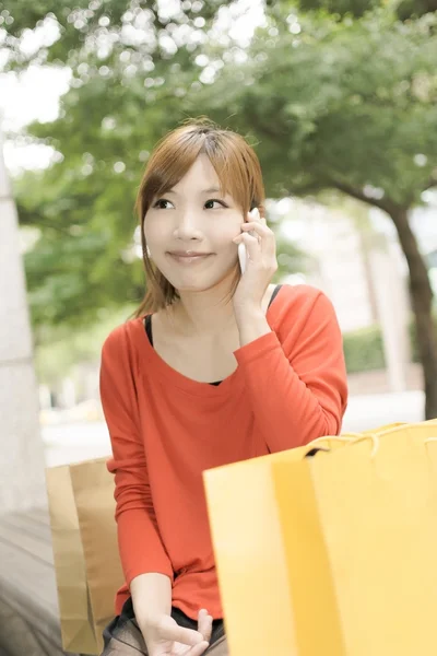Mulher de compras usar celular — Fotografia de Stock