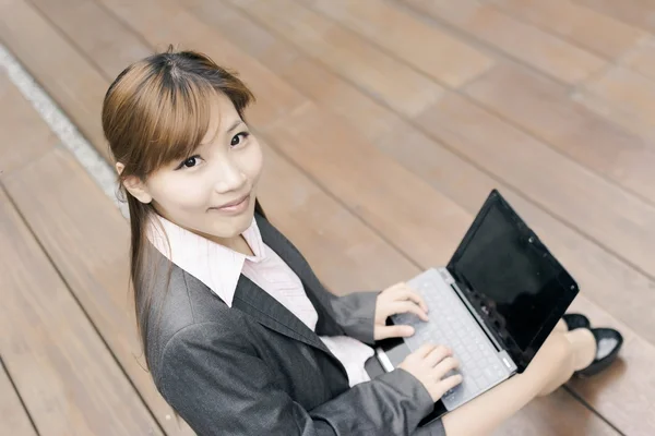 Aziatische zakelijke vrouw gebruik laptop — Stockfoto