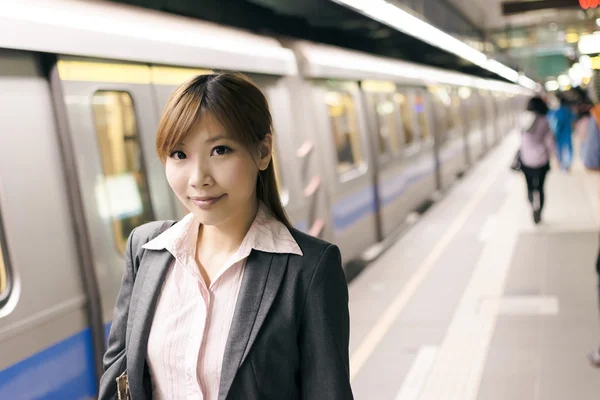 Femme d'affaires à la station MRT — Photo