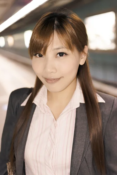 Business woman in the MRT station — Stock Photo, Image