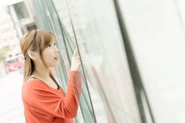 Mujer de compras mirando por la ventana — Foto de Stock