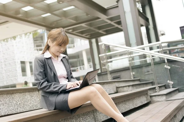 Aziatische zakelijke vrouw gebruik laptop — Stockfoto