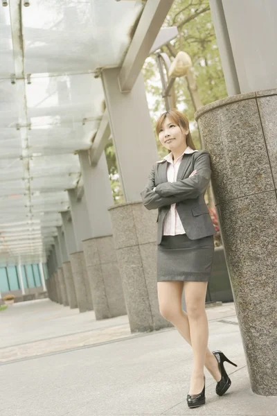 Aantrekkelijke jonge zakenvrouw — Stockfoto
