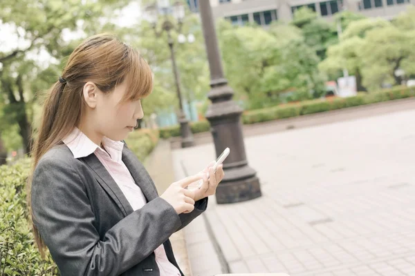 Asiático mulher de negócios usar celular — Fotografia de Stock