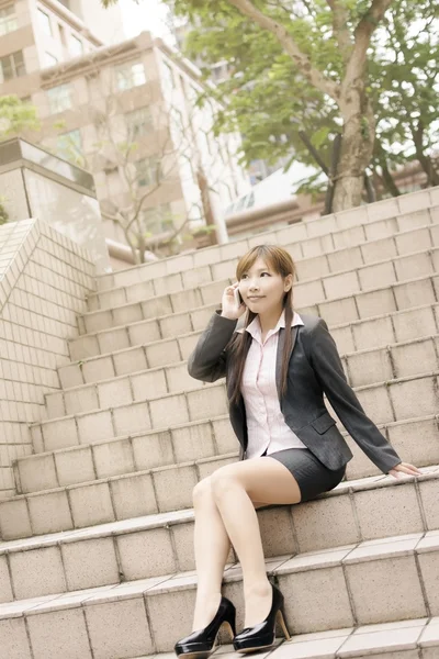 アジア ビジネスの女性の使用の携帯電話 — ストック写真