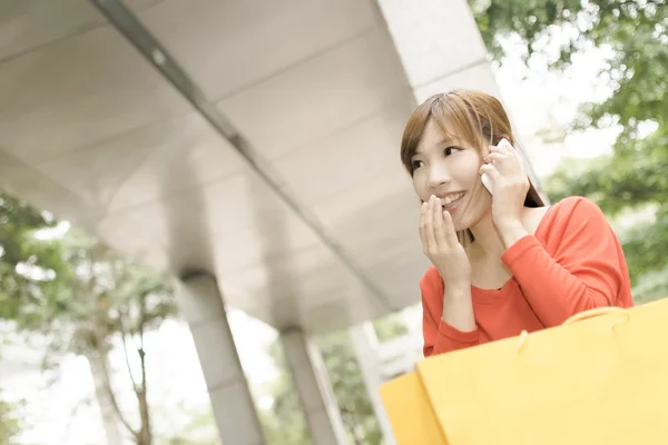 Shopping femme utiliser téléphone portable — Photo
