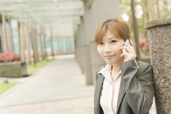 Asiatique femme d'affaires utilisent téléphone portable — Photo