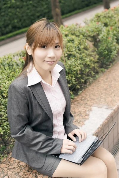 亚洲商务女人使用笔记本电脑 — 图库照片