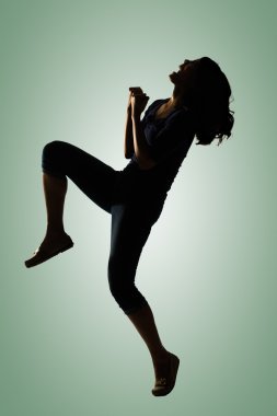 Genç Asyalı kadın poz silüeti