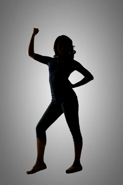 Silhueta de jovem mulher asiática pose — Fotografia de Stock