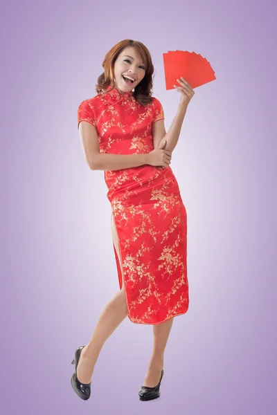Kinesisk kvinna klä cheongsam och hålla röda kuvertet — Stockfoto