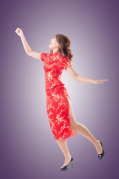 Femme chinoise robe cheongsam traditionnelle — Photo