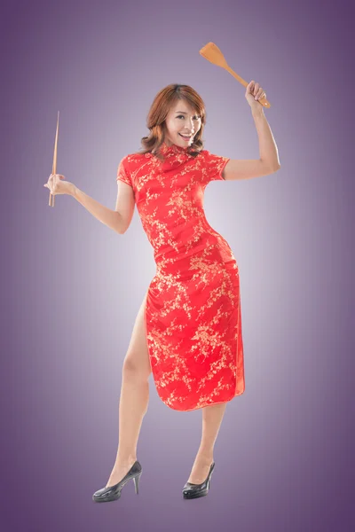 Kinesisk kvinna klä traditionell cheongsam — Stockfoto