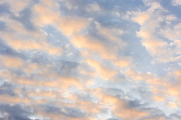 Üzerinde gökyüzü bulut — Stok fotoğraf