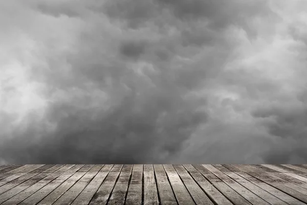 Nubes en el cielo sobre la tierra —  Fotos de Stock