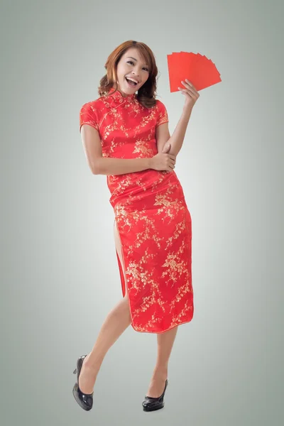 Chinka sukienka qipao i przytrzymaj czerwoną kopertę — Zdjęcie stockowe