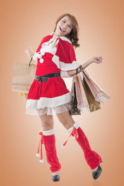 Asiatische Weihnachtsmädchen halten Einkaufstüten in der Hand — Stockfoto