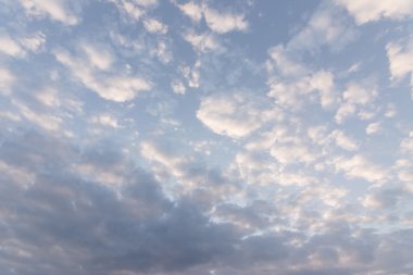 üzerinde gökyüzü bulut