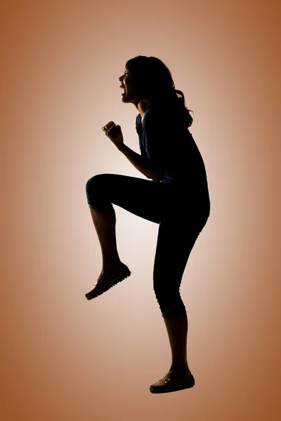 Silhueta de jovem mulher asiática pose — Fotografia de Stock