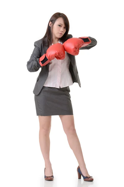 Lutando mulher de negócios com luva — Fotografia de Stock