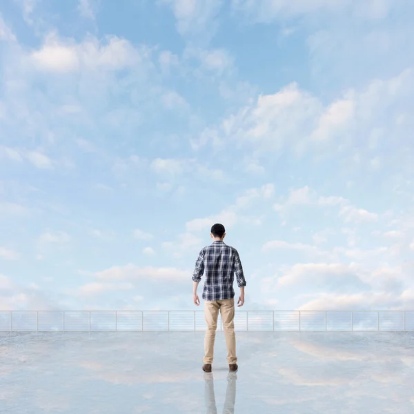 El hombre mira y descubre — Foto de Stock