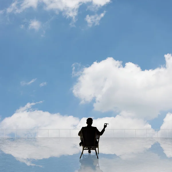 El hombre mira y descubre —  Fotos de Stock