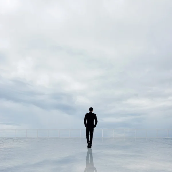 Mann schauen und entdecken — Stockfoto